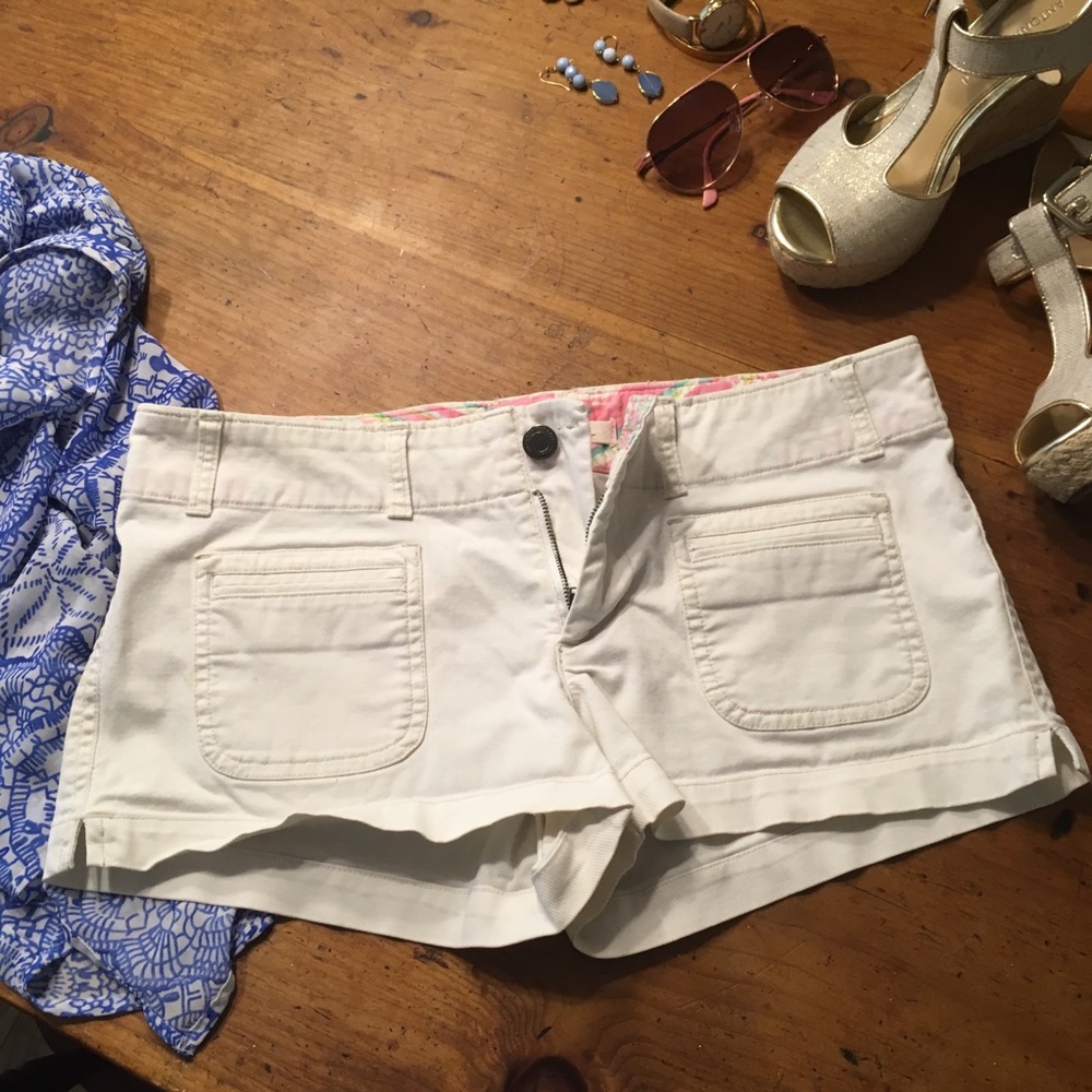 White American Eagle shorts